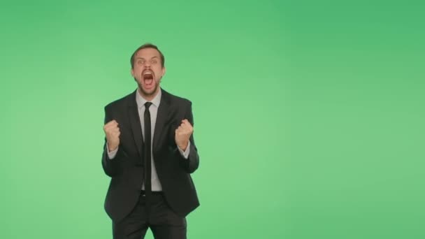 Язык тела. мужчина в деловом костюме на зеленом фоне, хромакей , — стоковое видео