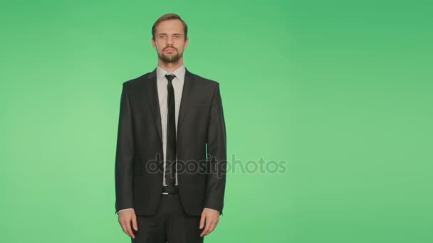 肢体语言。在西装的男人。.双臂交叉。绿色背景 hromakey — 图库视频影像