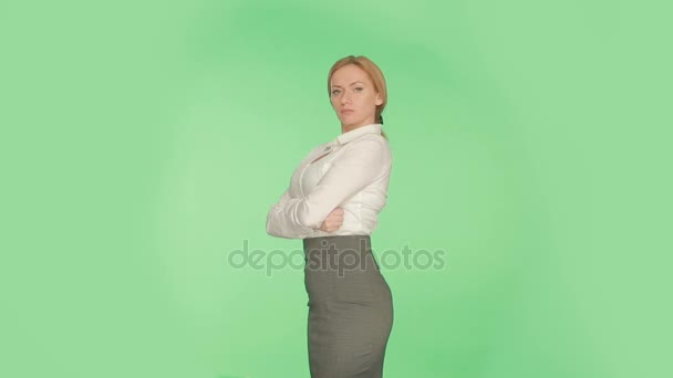 El lenguaje corporal de una mujer sobre un fondo verde, brazos cruzados. hromokey — Vídeos de Stock