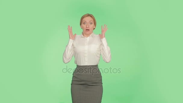 Meisje die betrekking hebben op mond met haar handen. groene achtergrond. hromakey. lichaamstaal. — Stockvideo