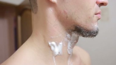 Banyoda bir ustura ile onun sakalı tıraş ve gülümseyen adam