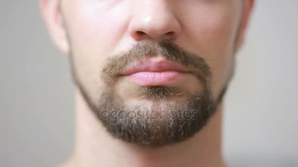 Tipo afeitándose la barba con una navaja en el baño y sonriendo — Vídeos de Stock