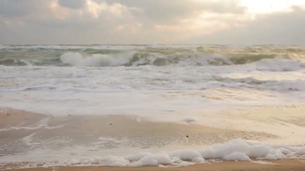 Великі хвилі під час шторму на узбережжі — стокове відео