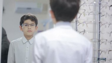 genç çocuk yeni gözlük optik seçmektir