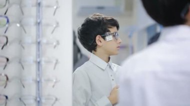 genç çocuk yeni gözlük optik seçmektir