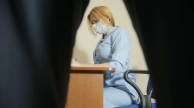 bir adam bir ürolog doktor tarafından incelenir. kadın doktor. olup olmadığını denetler