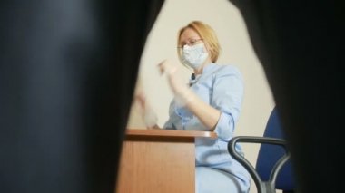 bir adam bir ürolog doktor tarafından incelenir. kadın doktor. olup olmadığını denetler