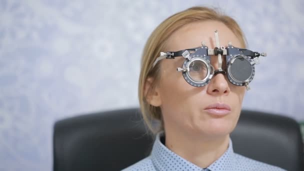Женщина на приеме у офтальмолога. выбор очковых линз — стоковое видео