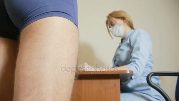 Чоловіка оглядає лікар уролог. жінка лікар. перевіряє — стокове відео