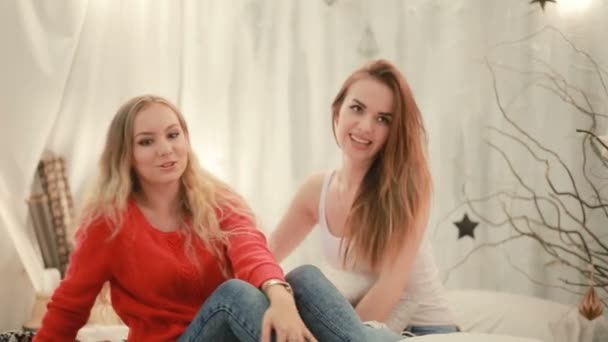 Flickor blondin och brunett fotograferad nära en julgran — Stockvideo