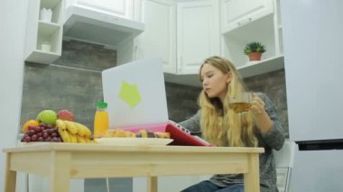 sağlıklı gıda evde, içme ve yemek yeme sarışın kız sağlık kavramı