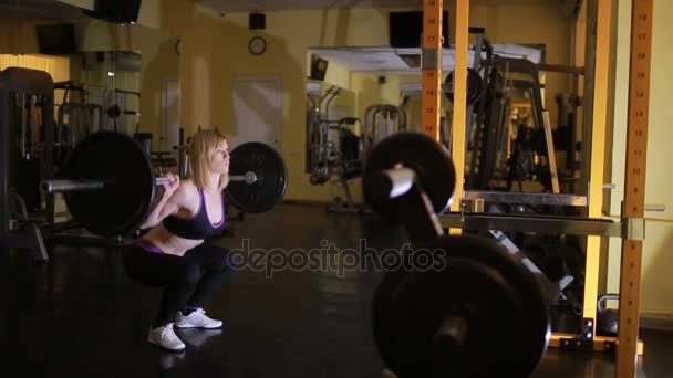 Chica atleta haciendo ejercicios con barra de pesas en gimnasio — Vídeos de Stock