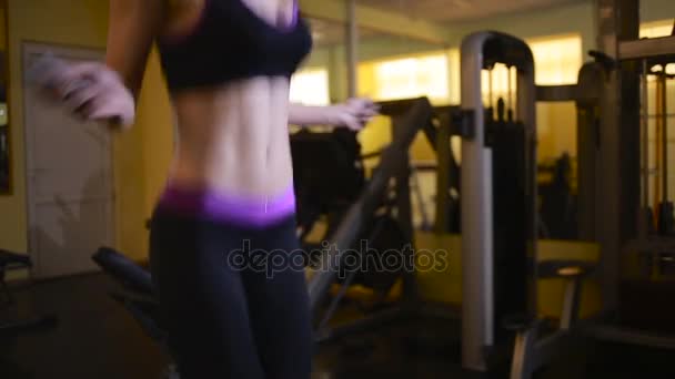 여자 선수 체육관에서 밧줄 점프 — 비디오