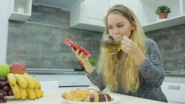sağlıklı gıda evde, içme ve yemek yeme sarışın kız sağlık kavramı