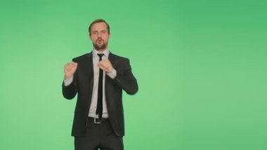 beden dili. yeşil bir arka plan hromakey, üzerinde iş elbiseli bir adam dans