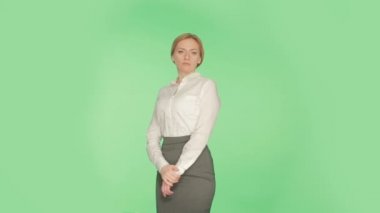 kadınların baştan çıkarma, bir kız bir bluz jesti. Yeşil bir arka plan üzerinde izole.