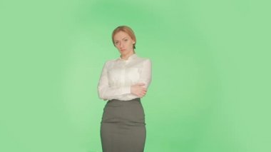 yeşil bir arka plan üzerinde bir kadın vücut dili. silah. Chroma. belirsizlik.