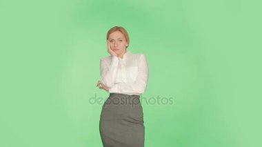 Elini propped yanağına. Kız yeşil arka plan. vücut dili. hromakey