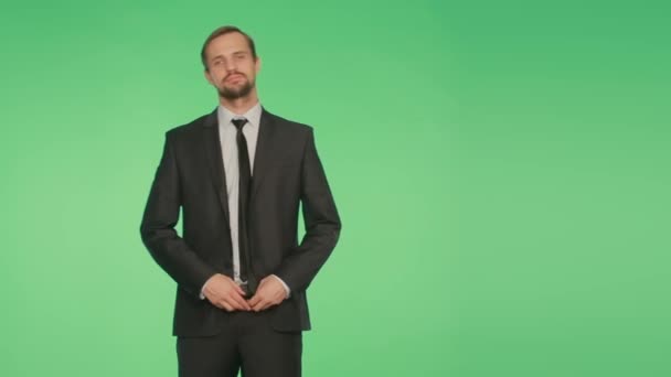 身体言語。緑の背景にビジネス スーツの男 — ストック動画