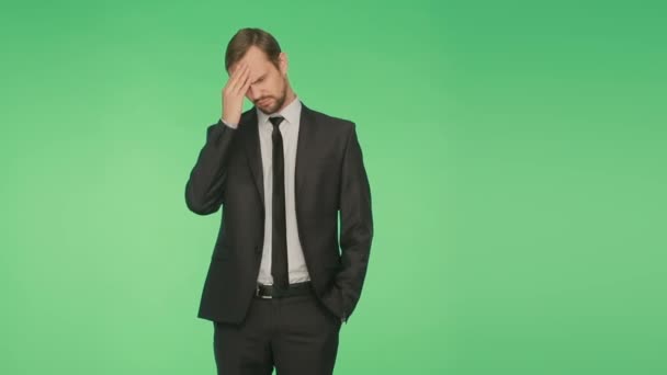 Homem de negócios com um fundo verde, gesto chagrin. linguagem corporal. Hromakey , — Vídeo de Stock