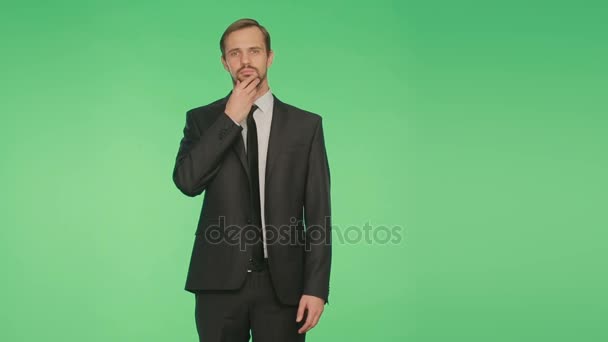 Gestos de desconfianza mentiras. lenguaje corporal. hombre en traje aislado sobre fondo verde . — Vídeos de Stock