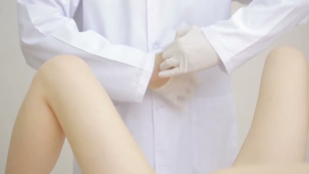 Läkare gynekolog utför en undersökning — Stockvideo
