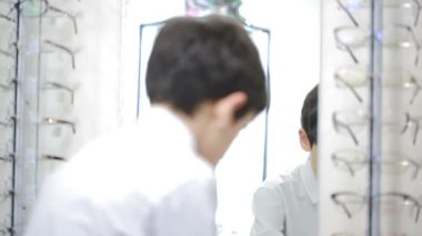 genç çocuk yeni gözlük optik seçmektir