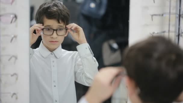 Teen boy sta scegliendo nuovi occhiali in ottica — Video Stock