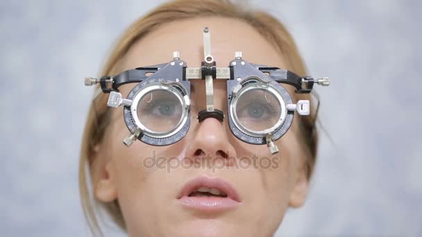 Kobieta w recepcji okulisty. dobór soczewek okularowych — Wideo stockowe