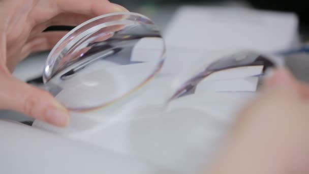 Optische ronde lens in vrouwelijke handen. inspectie — Stockvideo