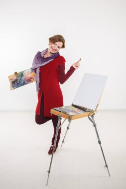 Sanatçı kadın iş yerinde. izole.