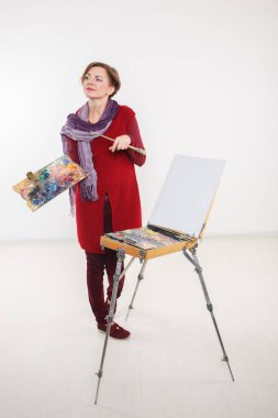 Sanatçı kadın iş yerinde. izole.