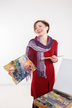 Sanatçı kadın iş yerinde. izole.