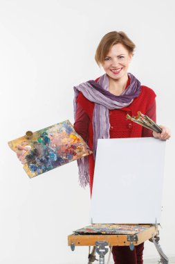 Sanatçı kadın iş yerinde. izole.