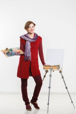 Sanatçı kadın iş yerinde. izole.