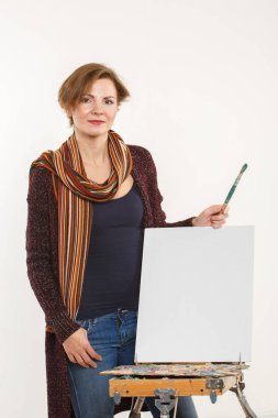 Sanatçı kadın iş yerinde. izole.