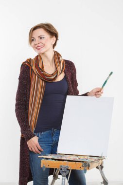 Sanatçı kadın iş yerinde. izole.