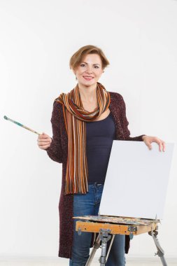 Sanatçı kadın iş yerinde. izole.