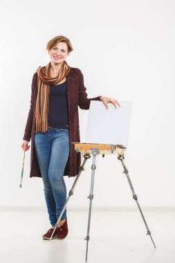 Sanatçı kadın iş yerinde. izole.