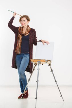 Sanatçı kadın iş yerinde. izole.