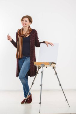 Sanatçı kadın iş yerinde. izole.