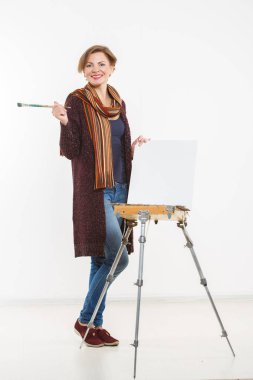 Sanatçı kadın iş yerinde. izole.