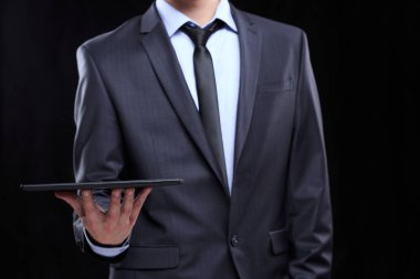 tablet ile iş adamı. metin tarafından hasat