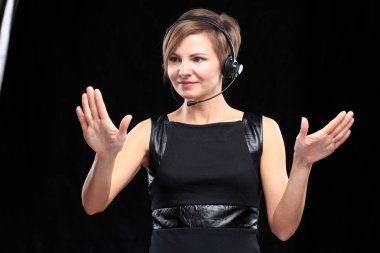 İş kadını görsel dokunmatik ekranın önünde.