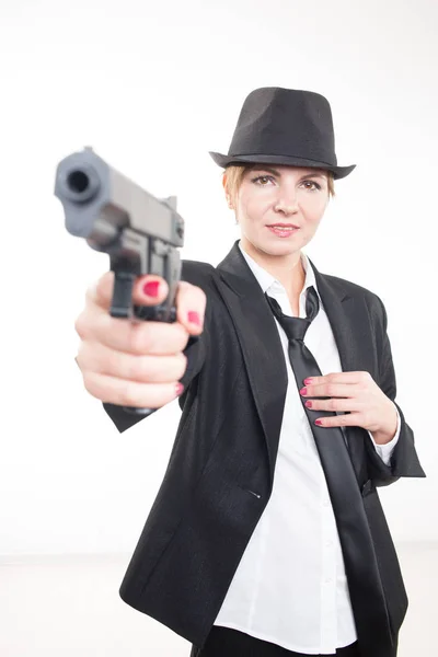 Tjej gangster håller en pistol. Klassiska kostym och hatt. — Stockfoto