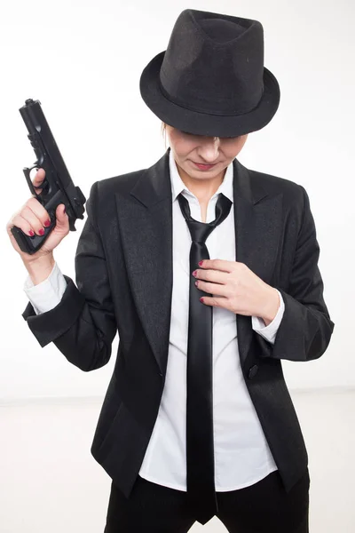 Chica gangster sosteniendo un arma. Traje clásico y sombrero . —  Fotos de Stock