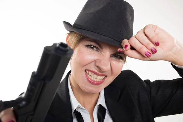 Chica gangster sosteniendo un arma. Traje clásico y sombrero . — Foto de Stock