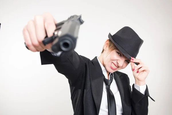 Chica gangster sosteniendo un arma. Traje clásico y sombrero . — Foto de Stock