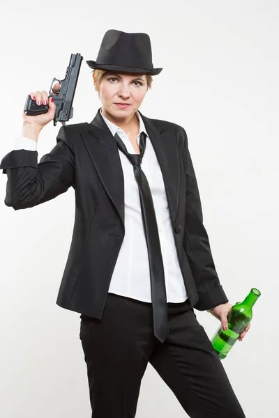 Chica gangster sosteniendo un arma. Traje clásico y sombrero . — Foto de Stock