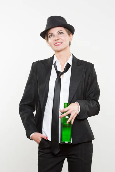 Mujer elegante en un traje de negocios, sosteniendo la botella de alcohol . — Foto de Stock